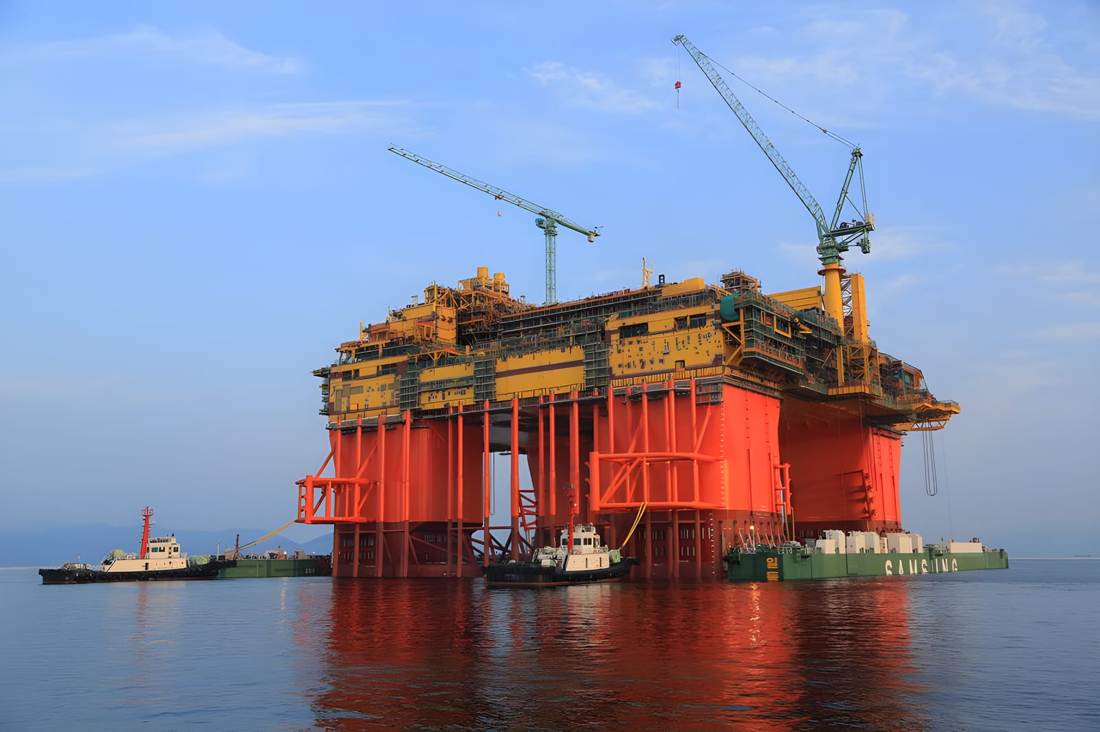 Semi-submersible drilling rig under way at sea